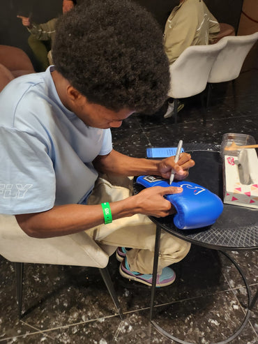 5vs5 Frank Warren, Eddie Hearn x10 boxers Signature Gloves Display