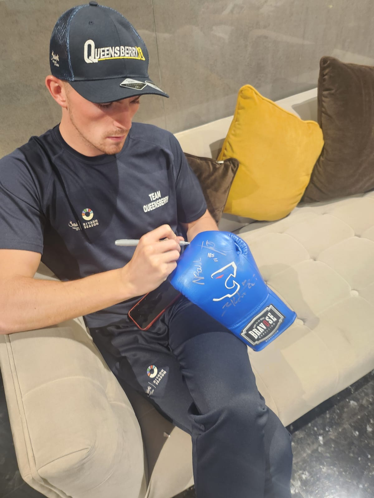 5vs5 Frank Warren, Eddie Hearn x10 boxers Signature Gloves Display