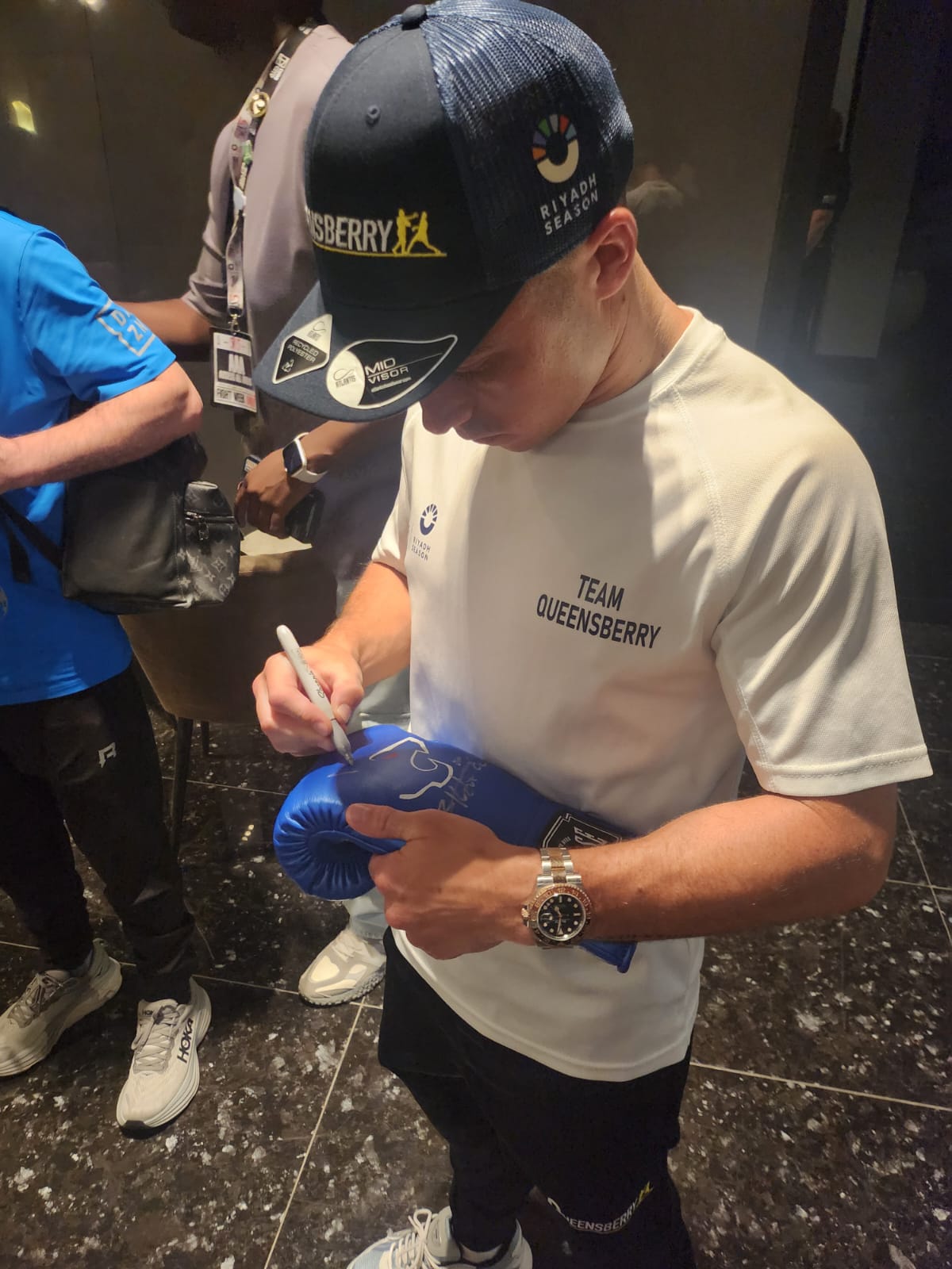 5vs5 Frank Warren, Eddie Hearn x10 boxers Signature Gloves Display