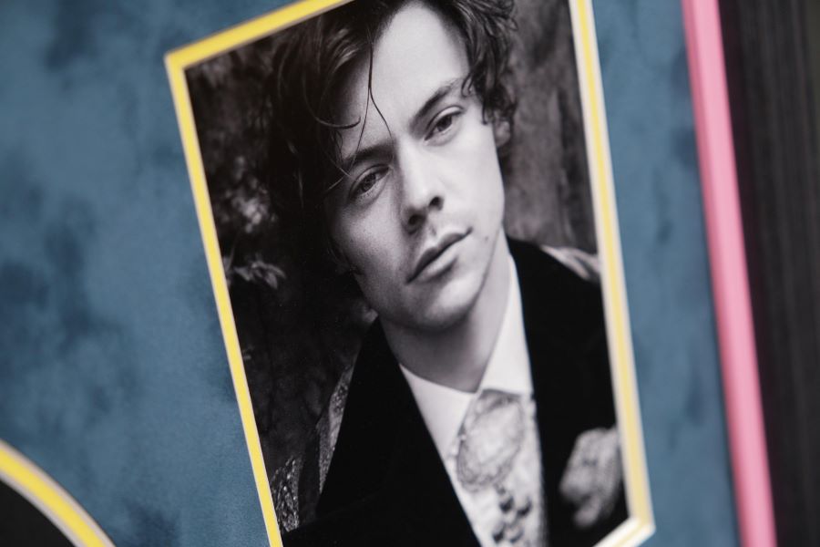 Harry Styles White Card Signed Display With Record - Memorabilia Framers Shop