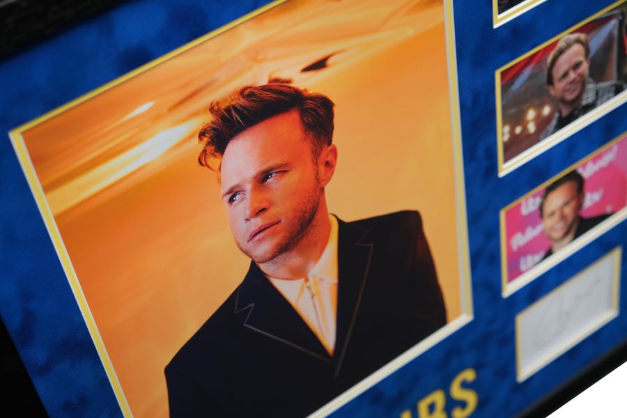 Olly Murs White Card Signed Display - Memorabilia Framers Shop