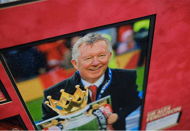 Alex Ferguson Manchester United signed white card - Memorabilia Framers Shop