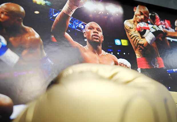 Floyd Mayweather JR. signed Glove - Memorabilia Framers Shop