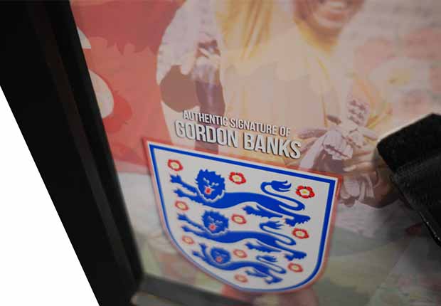 Gordon Banks signed England Glove - Memorabilia Framers Shop