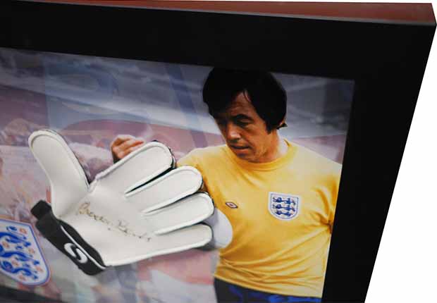 Gordon Banks signed England Glove - Memorabilia Framers Shop
