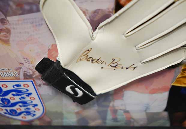 Gordon Banks signed England Glove - Memorabilia Framers Shop