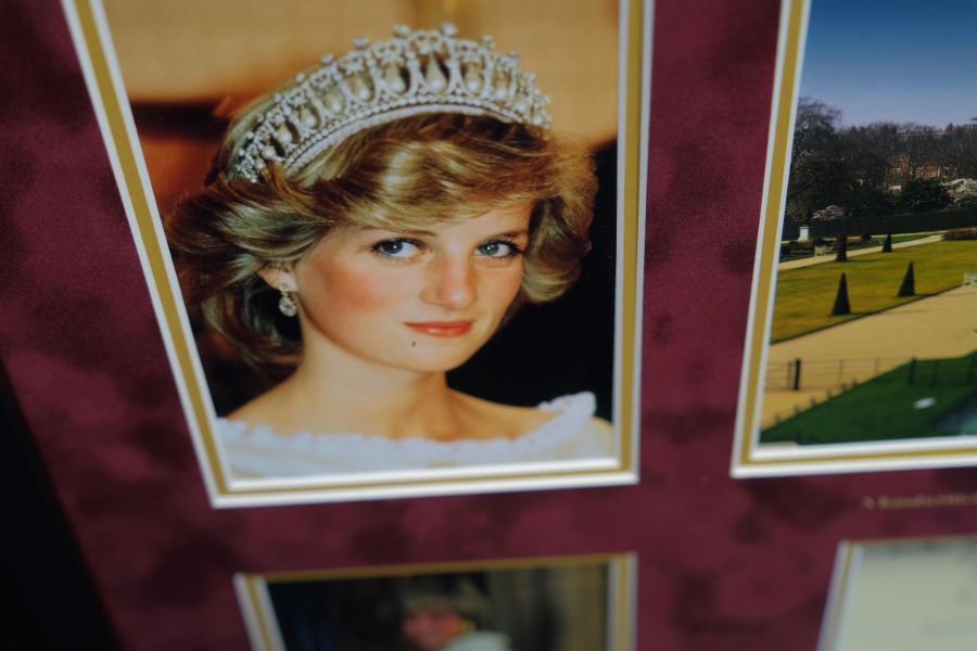 Lady Diana Montage With Signed Message White Card - Memorabilia Framers Shop