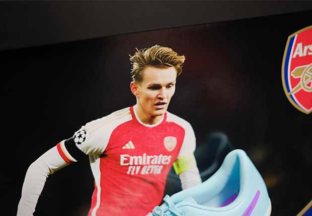 Martin Odegaard signed boot Arsenal - Memorabilia Framers Shop