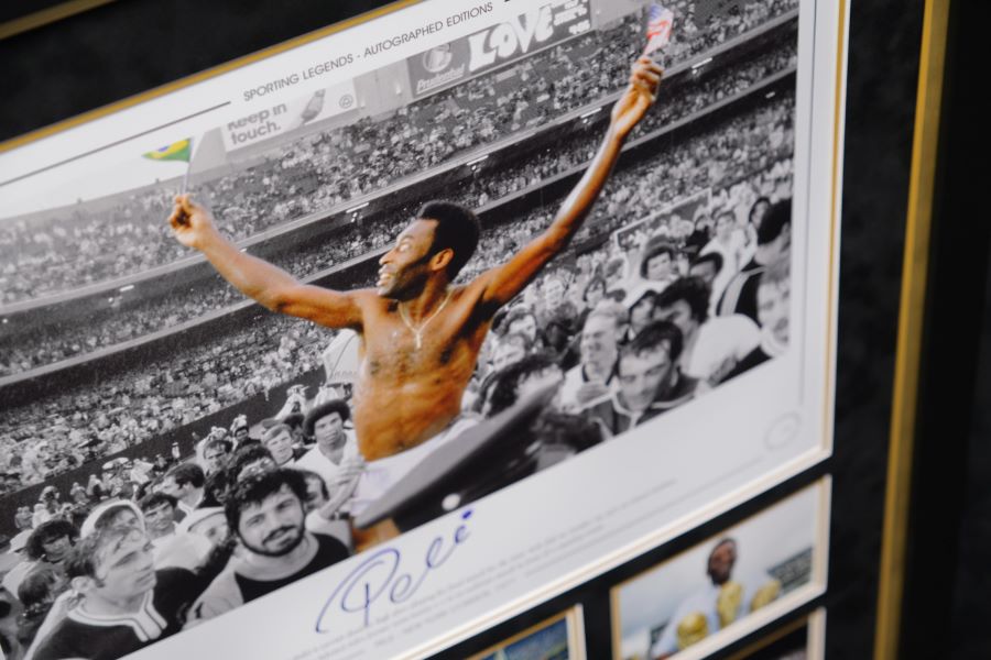 Pele signed Photograph Framed Display - Memorabilia Framers Shop