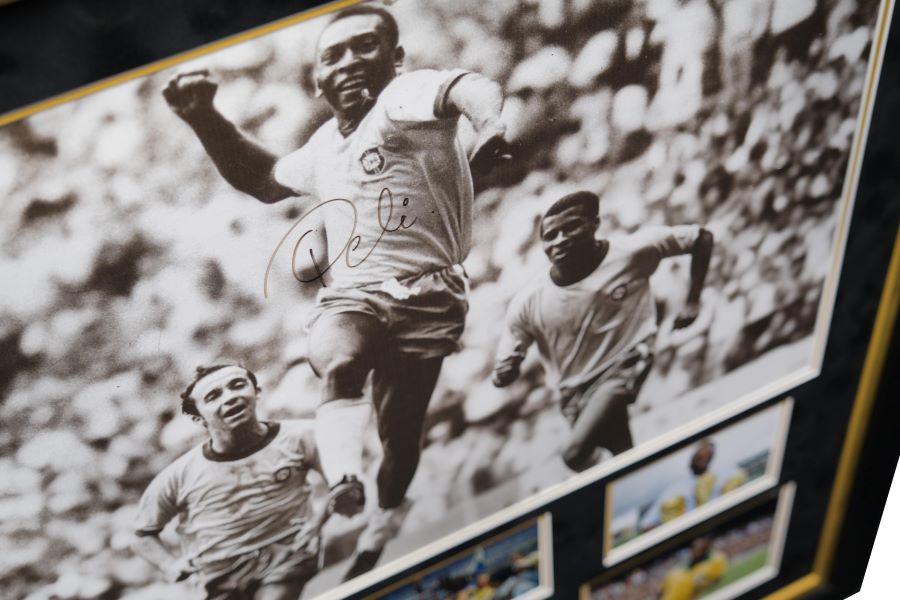 Pele signed Photograph Framed Display - Memorabilia Framers Shop