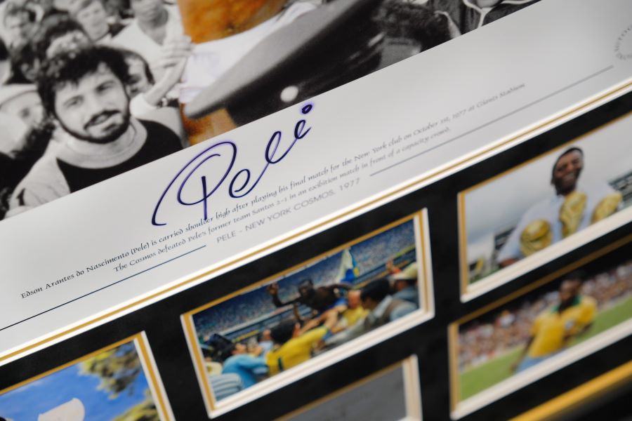 Pele signed Photograph Framed Display - Memorabilia Framers Shop