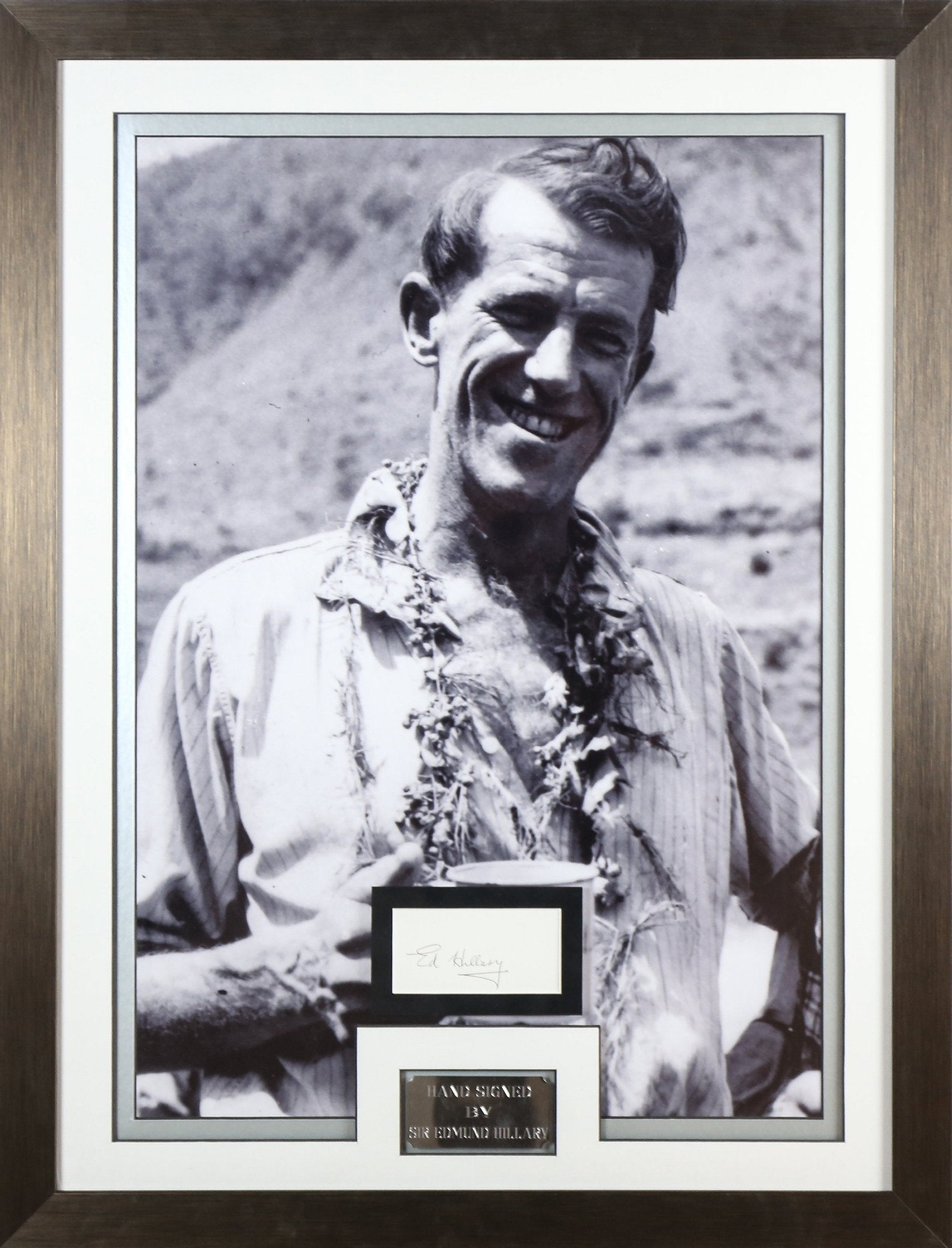 Sir Edmund Hillary Signed White card Framed Display - Memorabilia Framers Shop