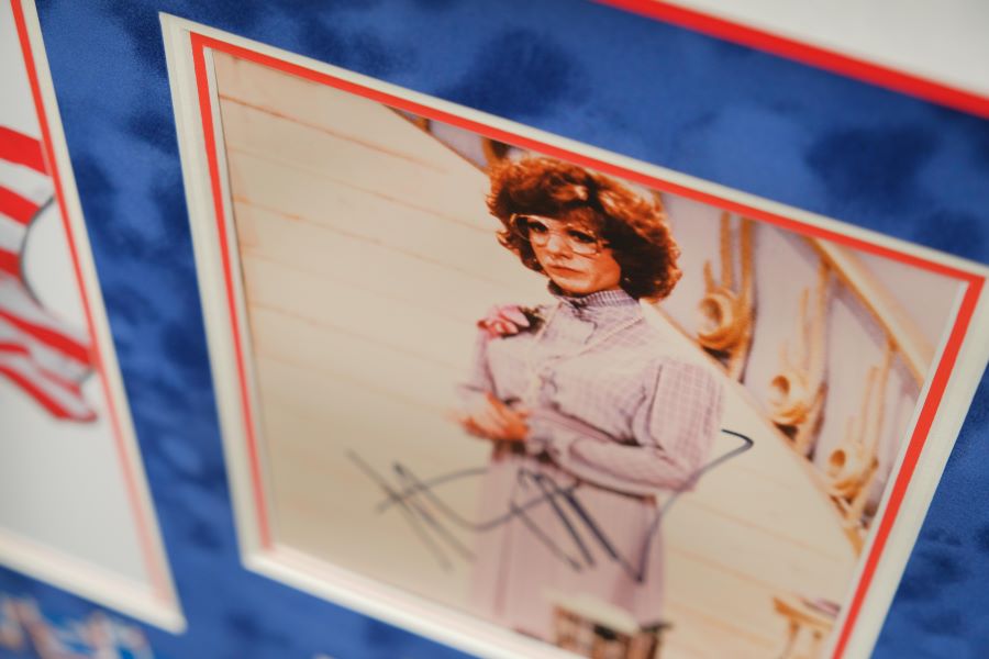 Tootsie Photograph Framed Display Signed by Dustin Hoffman - Memorabilia Framers Shop